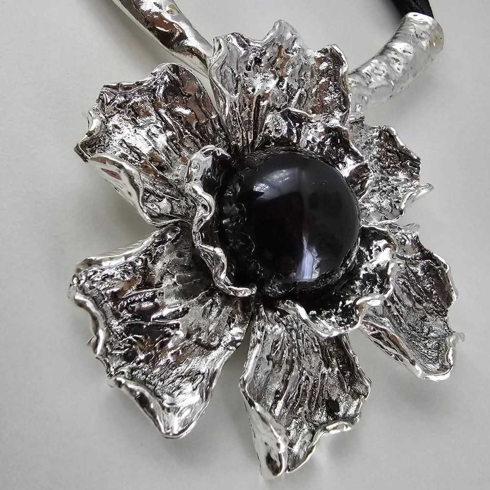 NWT Black Antique Silver Metal Flower Pendant Faux Leather Necklace Set